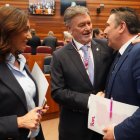 Alicia Gallego y Luis Mariano Santos (UPL) saludan al nuevo presidente de las Cortes, Francisco Vázquez (PP)