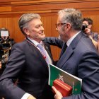 Francisco Vázquez y Carlos Pollán, en la constitución de la Mesa de las Cortes el pasado 14 de abril.