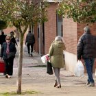Tres pensionistas llevan sus compras a casa en un barrio de Valladolid.