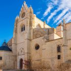 La Catedral de San Antolín de Palencia, conocida como la Bella Desconocida, muestra su sobria fachada exterior que contrasta con la riqueza artística de su interior.