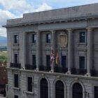 La imponente arquitectura del edificio alberga uno de los pocos escudos republicanos que permanecieron durante el franquismo