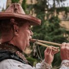 Ángel Rufino de Haro interpreta una charrada con gaita y tamboril frente a la Catedral de Salamanca, manteniendo viva una tradición centenaria