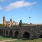 El puente romano de Salamanca, escenario histórico donde se sitúa el emblemático verraco vetón junto al río Tormes
