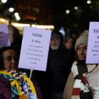 Mujeres sosteniendo carteles en una manifestación contra la violencia de género