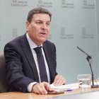 El consejero de Economía y Hacienda y portavoz en funciones, Carlos Fernández Carriedo, comparece en rueda de prensa posterior al Consejo de Gobierno.