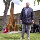 El alcalde de Salamanca, Carlos Carbayo y el escultor Ignacio Villar, participan en el acto de homenaje a los salmantinos víctimas del Holocausto