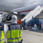 Los 14 pasajeros españoles del MV Hondius, entre ellos un burgalés, en el avión rumbo a Madrid