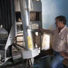 Ganaderos afectados por la crisis del sector lácteo.
En la foto el ganadero Fernando Herrero Verdugo junto a uno de sus robots de ordeño que tiene instalados en su explotación en Riocabado (Ávila)
ÁVILA, 16-07-2015
FOTO: Ricardo Muñoz.