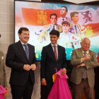 El presidente de la Junta de Castilla y León, Alfonso Fernández Mañueco, recibe a los jóvenes toreros alternantes en la I Corrida de la Oportunidad de Castilla y León.