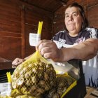 Irene Fernández posa orgullosa con sus caracoles en el mercado de productores de la Feria de Lerma.