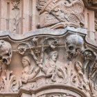 La pequeña rana esculpida sobre una calavera se ha convertido en uno de los símbolos más reconocibles de Salamanca y en un ritual universitario antes de los exámenes.