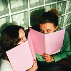 Para algunas personas, la confianza llega poco a poco: varios psicólogos relacionan esta forma de vincularse con perfiles más reservados y selectivos en sus relaciones.