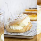 Chevalier de Burgos relleno de nata y cubierto con azúcar glas y almendra laminada en Pastelería Juarreño.