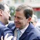 Alfonso Fernández Mañueco se abraza con el presidente de Asturias, Adrián Barbón, en el Foro del Noroeste.
