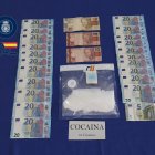 Dinero y droga incautada a la joven que viajaba en el autobús con destino a Madrid.