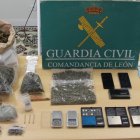 Intervenidos 2,8 kilos de droga en una operación que se salda con un detenido y una investigada en Astorga (León).

La Guardia Civil de León ha detenido a un varón e investiga a una mujer por un presunto delito de tráfico de drogas tras desmantelar un supuesto punto de venta de sustancias estupefacientes en la localidad de Astorga, en el marco de una operación en la que se han incautado más de 2,8 kilos de cannabis, cocaína, hachís y 350 gramos de sustancias de corte durante el registro de una vivienda.

ESPAÑA EUROPA CASTILLA Y LEÓN SOCIEDAD
GUARDIA CIVIL