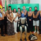 La Universidad de León gradúa a 14 nuevos especialistas en robótica e inteligencia artificial con el robot humanoide PACO como testigo