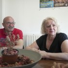 Pilar y Camilo, miembros de la familia de acogimiento, junto a Sonia, técnico de la Cruz Roja