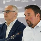 El presidente del Consejo Comarcal del Bierzo, Olegario Ramón (I), junto al consejero comarcal de Transporte y Telecomunicaciones, Luis Perales (D), durante su comparecencia para informar sobre los avances del Parque Micológico del Bierzo