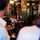 La entrada en un bar suele convertirse en un pequeño ejercicio de observación del entorno y reconocimiento social antes de elegir dónde sentarse.