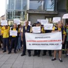 Concentración de los trabajadores de Correos en Ponferrada para reclamar más personal y mejora del servicio