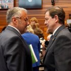 Carlos Pollán y Alfonso Fernández Mañueco se saludan en el Pleno de Constitución de las Cortes. Firma: ICAL
