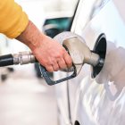 Un automóvil reposta en una gasolinera.