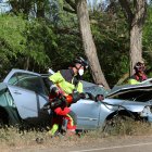 Un varón de unos 40 años resultó herido hoy en un accidente de tráfico registrado a las afueras de Palencia, en la  P-900 en el punto kilométrico 0,800, después de que el turismo que conducía se saliera de la vía y colisionara contra un árbol, en la imagen momento de la excarcelación del herido