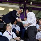 Carlos Pollán y Alfonso Fernández Mañueco se saludan ayer en el partido de rugby de España en el Zorrilla.