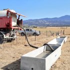 Proceso de instalación de abrevaderos para el ganado en una localidad de Castilla y León.