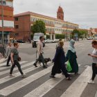 Varias personas cruzan un paso de peatones en la ciudad de Valladolid.