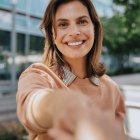 La confianza suele construirse de forma gradual en personas que observan y escuchan antes de abrirse a los demás.