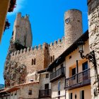 El castillo de los Velasco corona Frías desde lo alto del peñón, una de las imágenes más fotografiadas de esta ciudad medieval de Burgos.