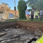 El alcalde de Ávila, Jesús Manuel Sánchez Cabrera, visita las excavaciones junto al Arco de San Vicente.