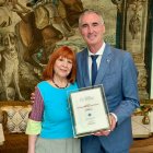 El alcalde, José Mazarías y la concejala de Turismo, May Escobar, recogen el premio nacional de turismo al mejor destino cultural otorgado a Segovia.