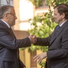 Carlos Pollán y Alfonso Fernández Mañueco se estrechan la mano en la toma de posesión del nuevo Gobierno de Castilla y León.