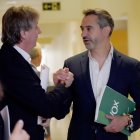 El portavoz del Grupo Socialista, Carlos Martínez, junto al portavoz del Grupo Vox, David Hierro, momentos antes de la reunión de la Junta de Portavoces de las Cortes