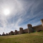 Ávila posee una de las murallas medievales mejor conservadas del mundo. Construidas a lo largo del siglo XII, son el monumento que mejor identifica a la ciudad.