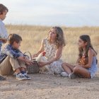 Esther Mínguez, impulsora del proyecto junto a sus hijos Álvaro, Elena y Carlota.