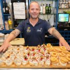 Miguel presenta desde detrás de la barra varios de los pinchos que hay en la vitrina.