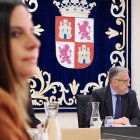 Nuria Rubio y Carlos Pollán en una reunión de la Mesa de las Cortes en la anterior legislatura.