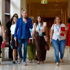 Martínez comanda el grupo de mujeres representantes de colectivos feministas que lo acompañan a registrar la proposición de Ley de Violencia de Género en las Cortes de Castilla y León.