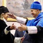 Pilar Garcés y Antonio Largo se dan un abrazo tras la entrega del bastón de mando de la Universidad de Valladolid.