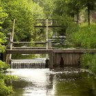 Canal de riego con tajadera para regular el acceso de agua