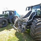 Dos tractores en la Feria Nacional de Maquinaria Agrícola de Lerma.