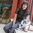 Olalla Sáiz Vázquez, profesora de la Universidad de Burgos, junto al robor MATEO.