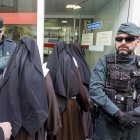 Las exclarisas rebeldes de Belorado entran en el Juzgado de Briviesca para prestar declaración.