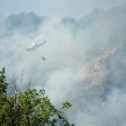 Un helicóptero ayuda en las labores para extinguir el incendio forestal en Ribota de Sajambre, León, Castilla y León (España).