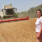Blanca Martín ha convertido su perfil de Instagram en una ventana para acercar el mundo rural a miles de personas, desmontar estereotipos y reivindicar el papel de la mujer  recorriendo explotaciones agrícolas, en la imagen monento de la cosecha de trigo en Valdespina (Palencia)