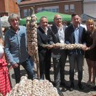 El secretario general del PSOE de Castilla y León, Carlos Martínez, asiste a la Feria del Ajo de Santa Marina del Rey (León).